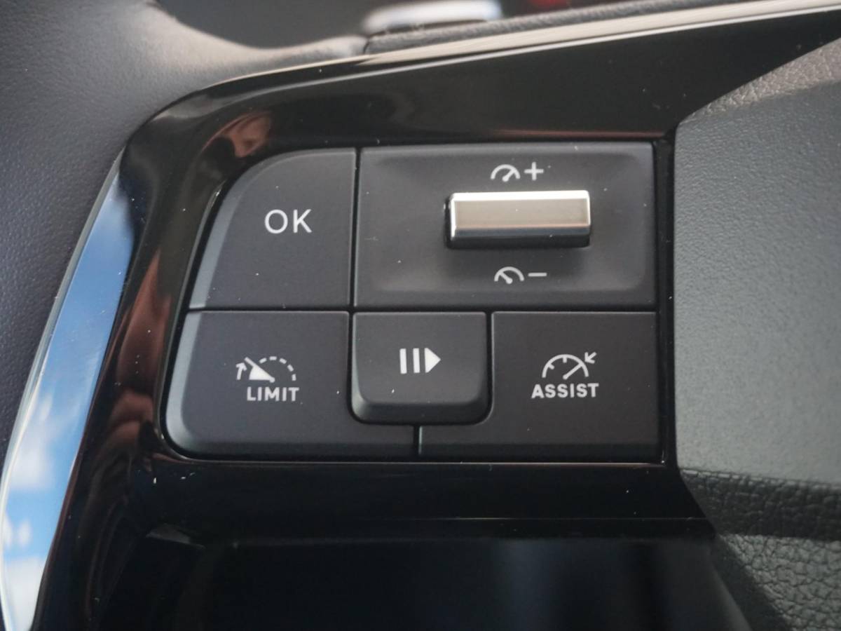 Opel Vivaro-e Opel Vivaro-e Dubbele Cabine 75kWh | STX Sport | Mooiste  bus van NL (!) | Lederen bekleding | Spoilerpakket | 18 inch Lichtmetalen velgen | Dynamic Comfort NAV Pakket | Winterpakket | 2x schuifdeur | Betimmering | Comfortstoelen |