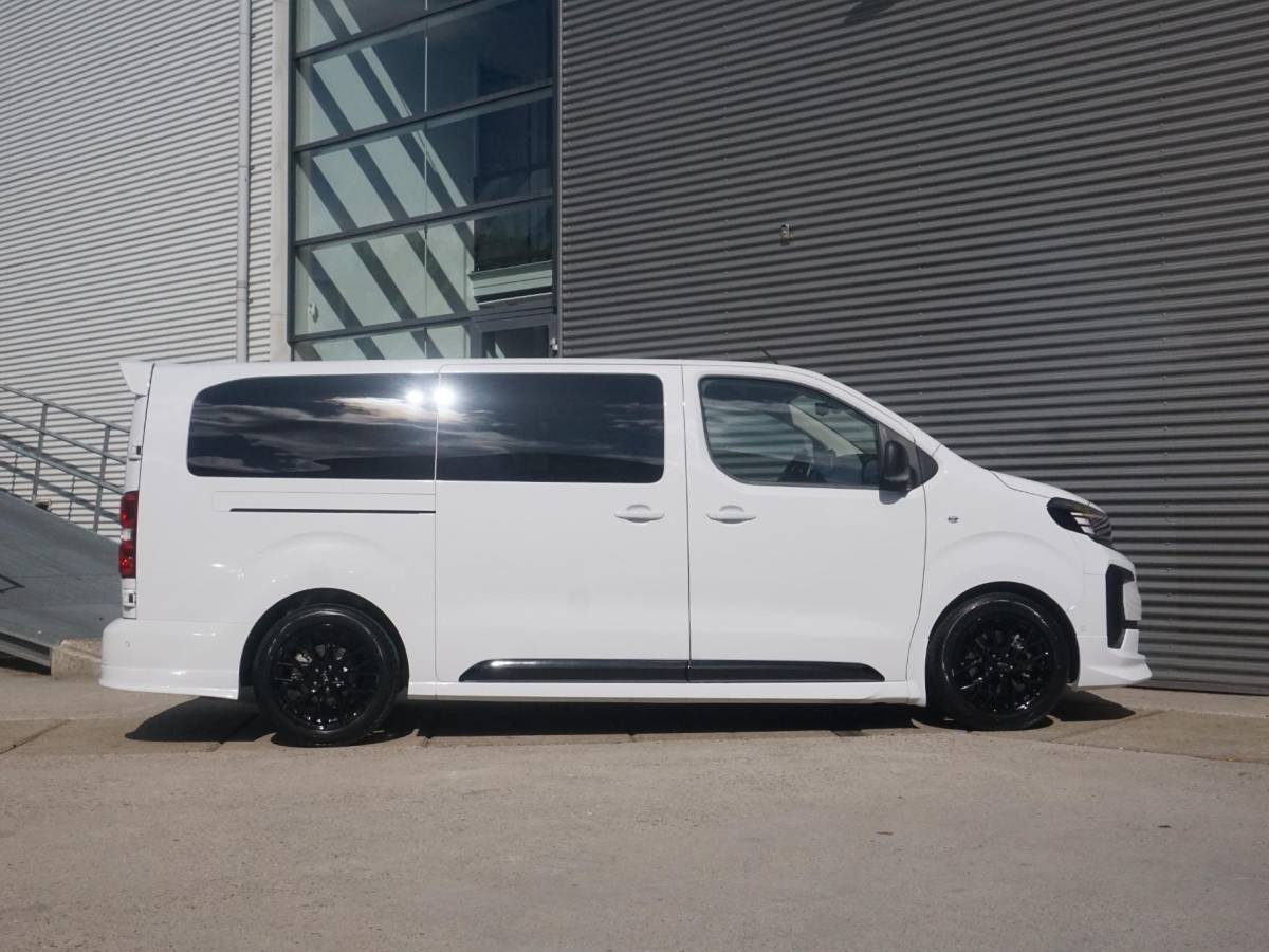 Opel Vivaro-e Opel Vivaro-e Dubbele Cabine 75kWh | STX Sport | Mooiste  bus van NL (!) | Lederen bekleding | Spoilerpakket | 18 inch Lichtmetalen velgen | Dynamic Comfort NAV Pakket | Winterpakket | 2x schuifdeur | Betimmering | Comfortstoelen |