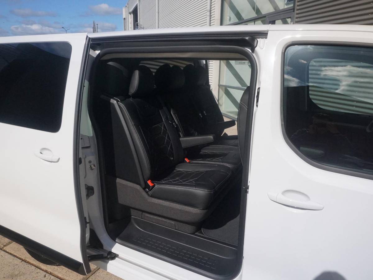 Opel Vivaro-e Opel Vivaro-e Dubbele Cabine 75kWh | STX Sport | Mooiste  bus van NL (!) | Lederen bekleding | Spoilerpakket | 18 inch Lichtmetalen velgen | Dynamic Comfort NAV Pakket | Winterpakket | 2x schuifdeur | Betimmering | Comfortstoelen |