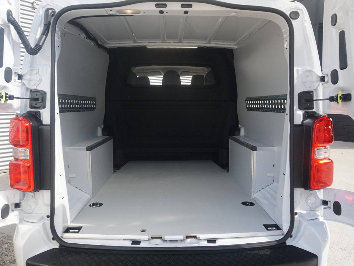 Opel Vivaro-e Opel Vivaro-e Dubbele Cabine 75kWh | STX Sport | Mooiste  bus van NL (!) | Lederen bekleding | Spoilerpakket | 18 inch Lichtmetalen velgen | Dynamic Comfort NAV Pakket | Winterpakket | 2x schuifdeur | Betimmering | Comfortstoelen |