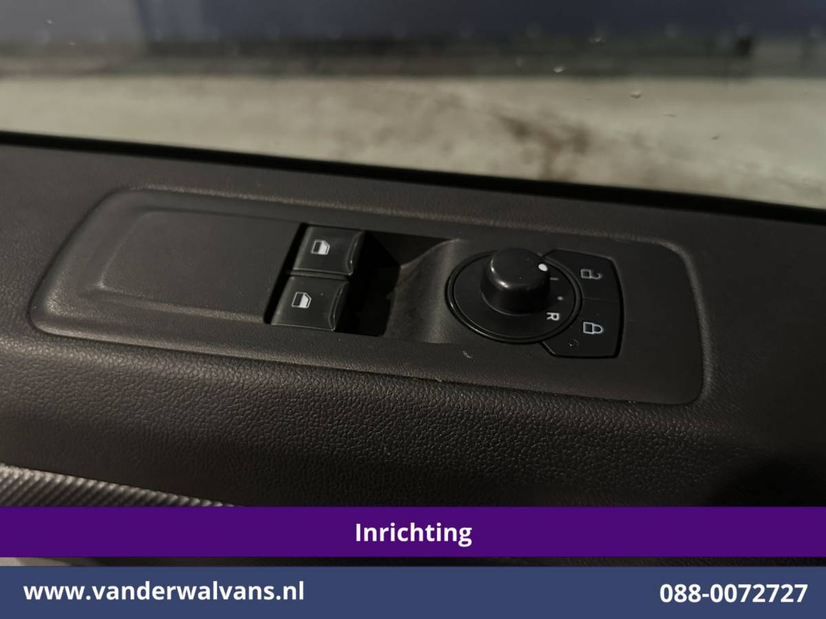 Ford Transit Custom Ford Transit Custom 2.0 TDCI 150pk L1H1 Inrichting Euro6 Airco | Camera | LED | Apple Carplay | Cruisecontrol Android Auto, 2590kg Trekhaak, Verwarmde voorruit, Stoelverwarming, Parkeersensoren, Dakdragers, Bijrijdersbank
