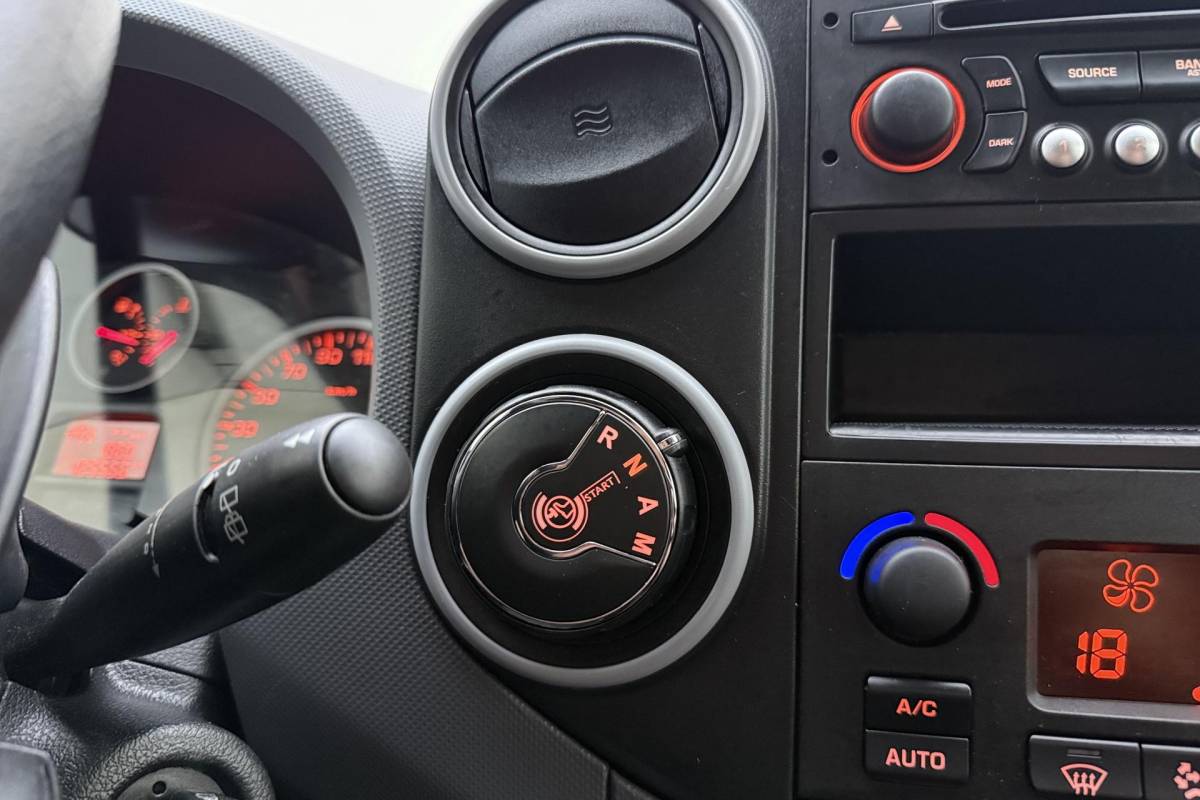 Peugeot Partner Peugeot Partner 122 1.6 BlueHDi 100 L2 Premium S&S Automaat | Marge | Climate Control | Cruise Control | Dealeronderhouden | Uniek