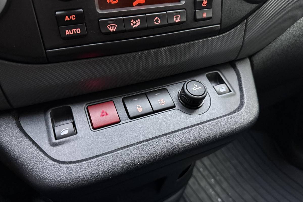Peugeot Partner Peugeot Partner 122 1.6 BlueHDi 100 L2 Premium S&S Automaat | Marge | Climate Control | Cruise Control | Dealeronderhouden | Uniek