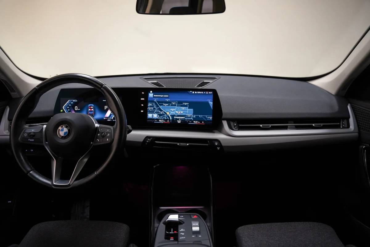 BMW X1 BMW X1 sDrive18i Executive Aut. NIEUW MODEL! [ LED Navi Camera Apple/Android Sportstoelen ]