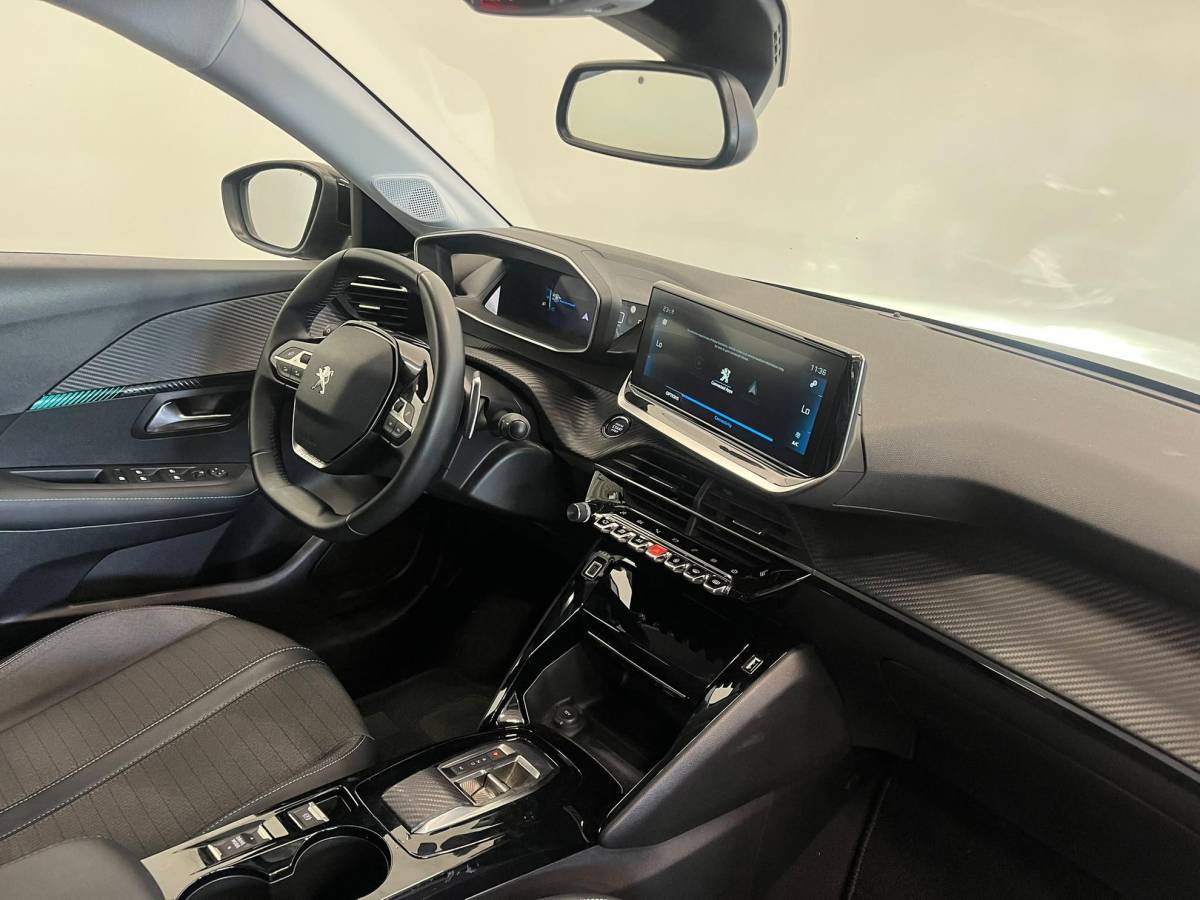 Peugeot 208 Peugeot 208 1.2 PureTech Allure Pack Navigatie Apple Carplay Android Auto Camera Parkeerhulp Cruise Control Stoelverwarming Full Led Climate Control Lichtmetalen velgen