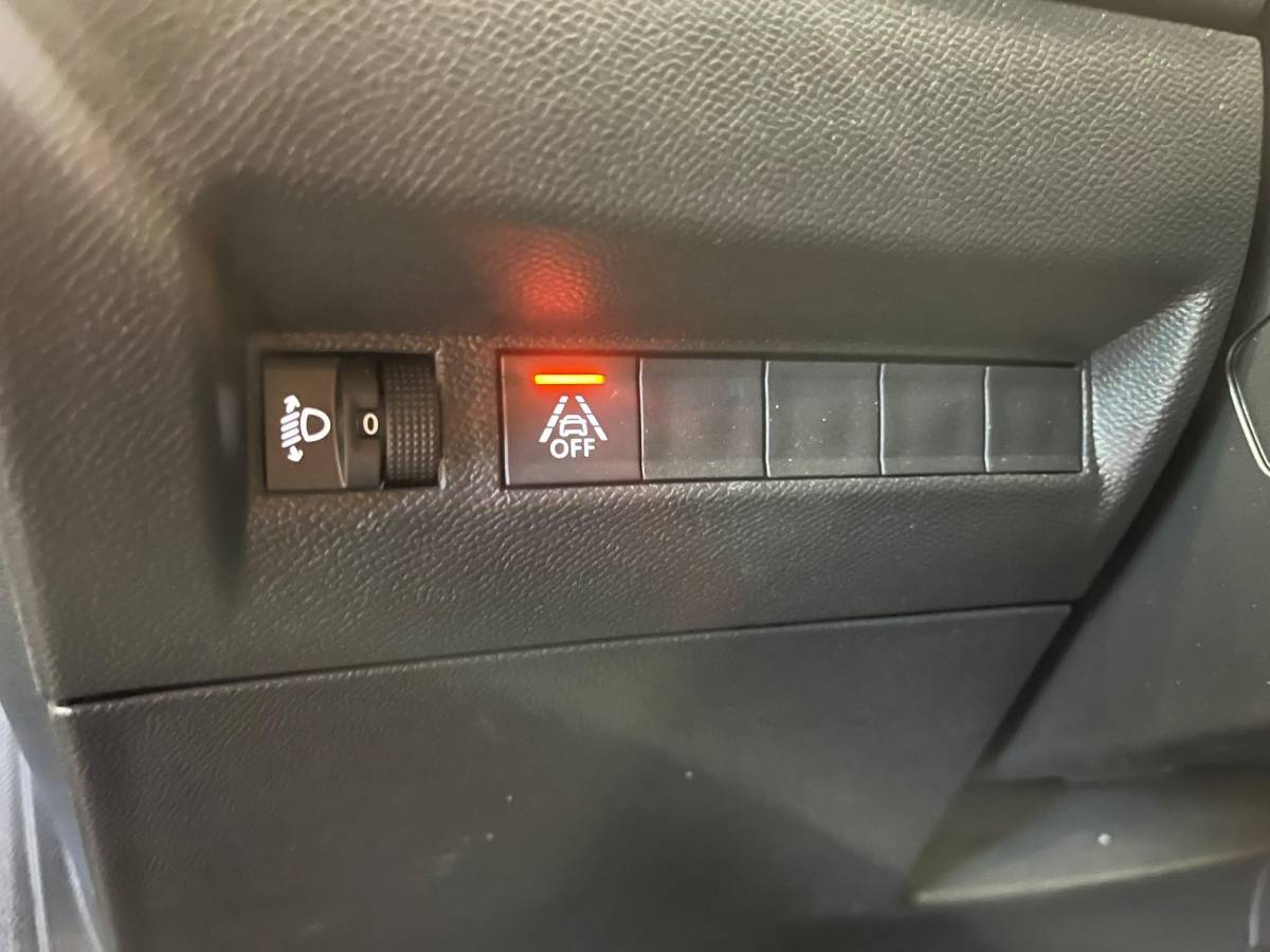 Peugeot 208 Peugeot 208 1.2 PureTech Allure Pack Navigatie Apple Carplay Android Auto Camera Parkeerhulp Cruise Control Stoelverwarming Full Led Climate Control Lichtmetalen velgen