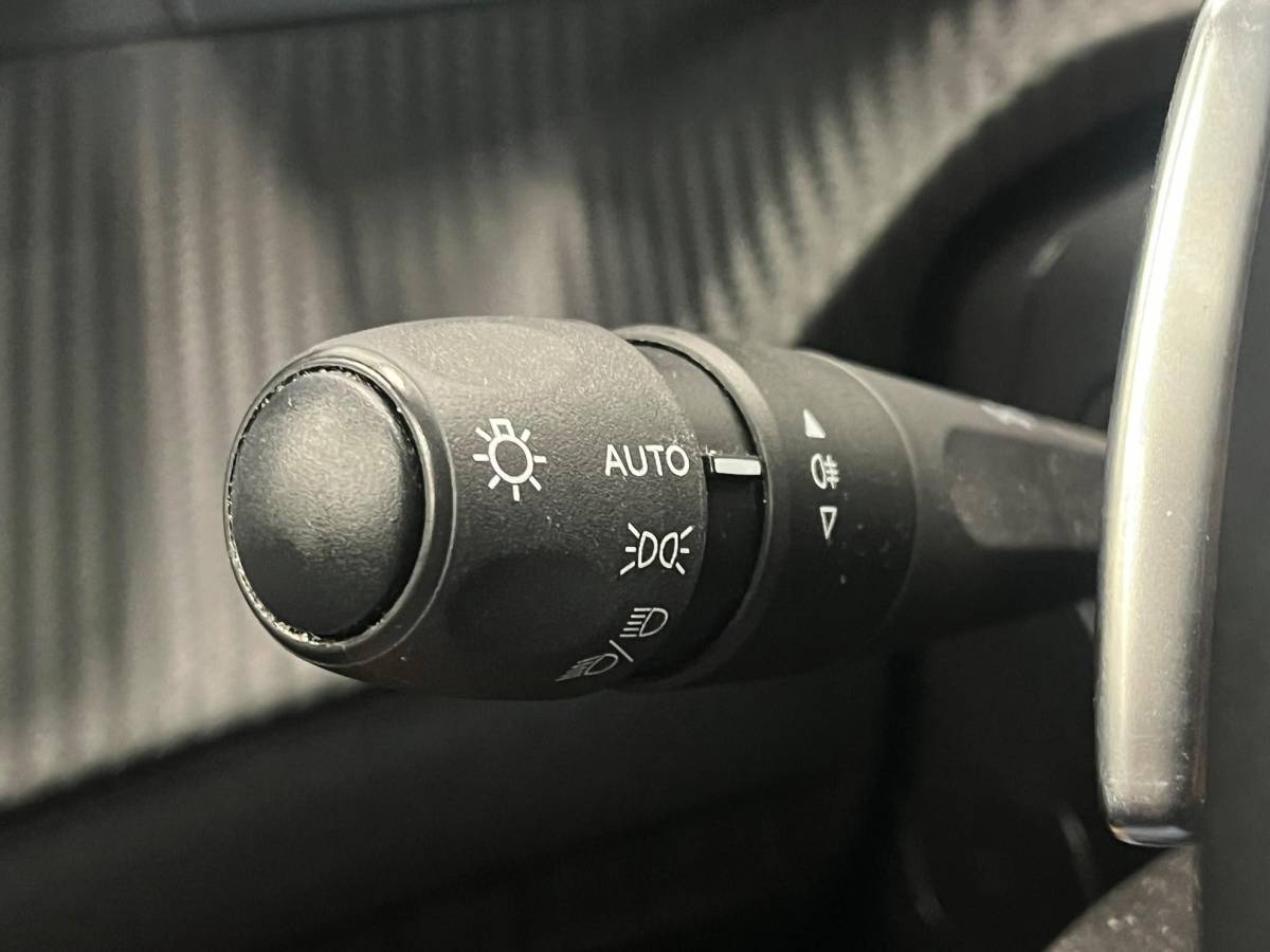 Peugeot 208 Peugeot 208 1.2 PureTech Allure Pack Navigatie Apple Carplay Android Auto Camera Parkeerhulp Cruise Control Stoelverwarming Full Led Climate Control Lichtmetalen velgen