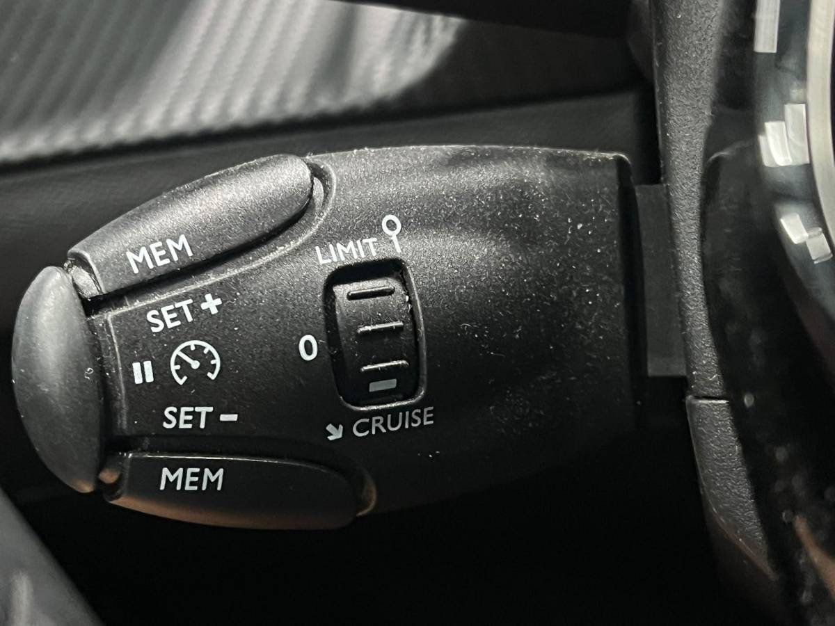 Peugeot 208 Peugeot 208 1.2 PureTech Allure Pack Navigatie Apple Carplay Android Auto Camera Parkeerhulp Cruise Control Stoelverwarming Full Led Climate Control Lichtmetalen velgen