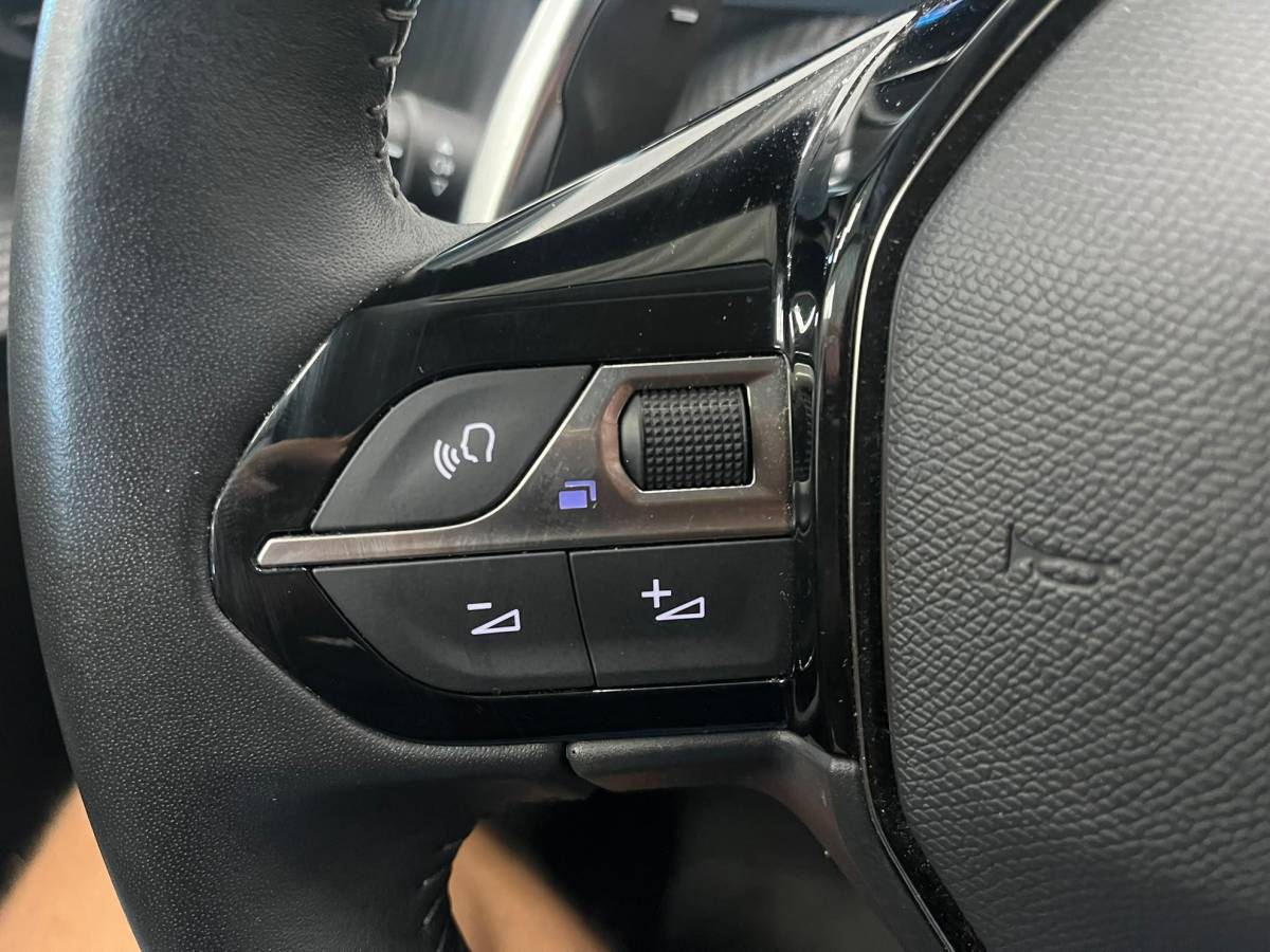 Peugeot 208 Peugeot 208 1.2 PureTech Allure Pack Navigatie Apple Carplay Android Auto Camera Parkeerhulp Cruise Control Stoelverwarming Full Led Climate Control Lichtmetalen velgen