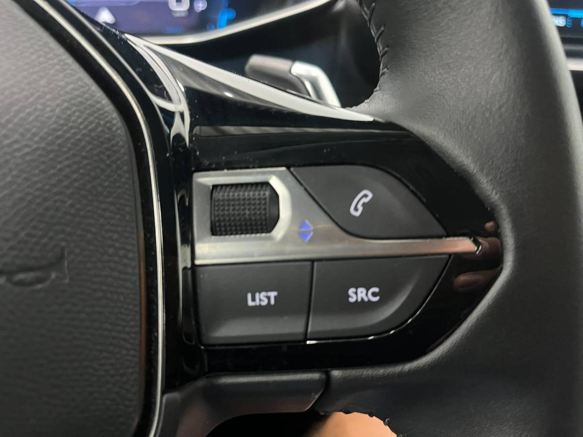 Peugeot 208 Peugeot 208 1.2 PureTech Allure Pack Navigatie Apple Carplay Android Auto Camera Parkeerhulp Cruise Control Stoelverwarming Full Led Climate Control Lichtmetalen velgen