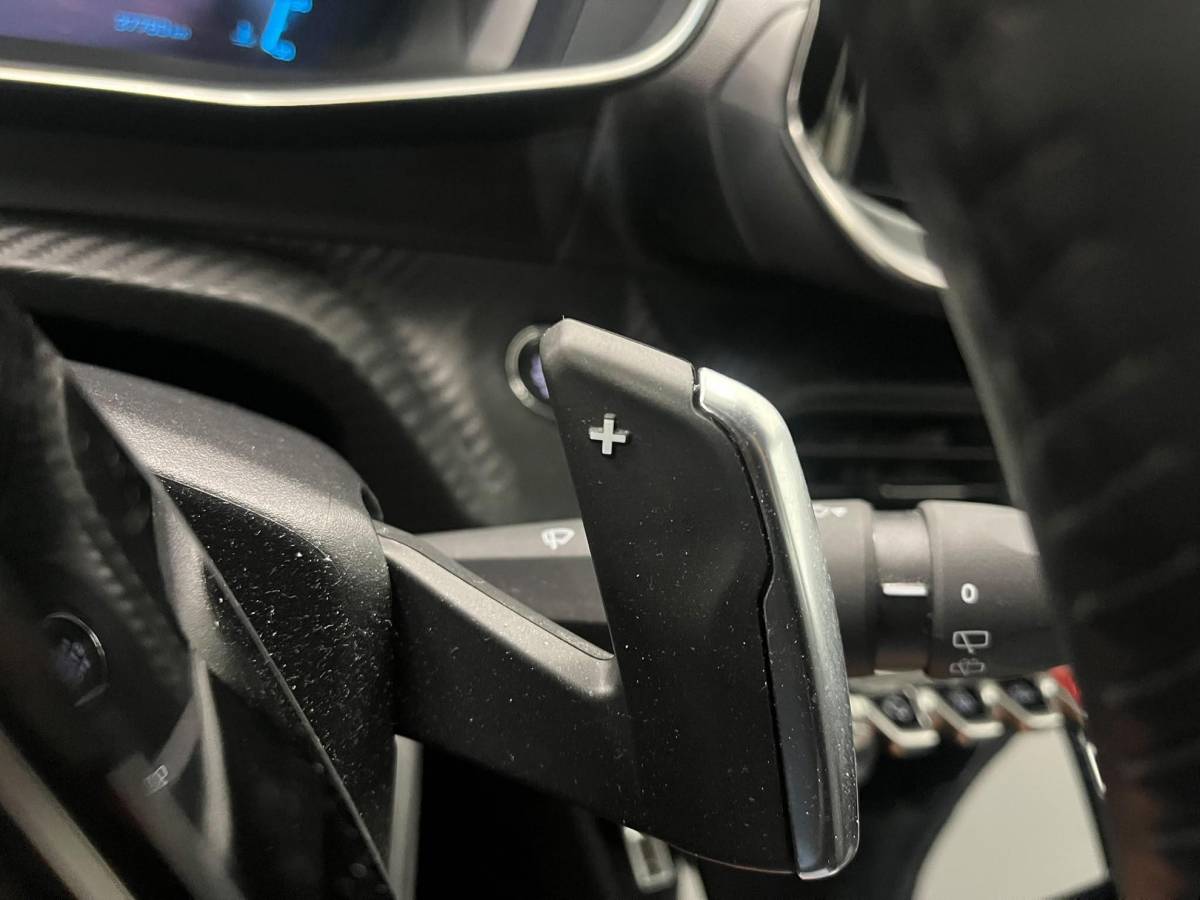 Peugeot 208 Peugeot 208 1.2 PureTech Allure Pack Navigatie Apple Carplay Android Auto Camera Parkeerhulp Cruise Control Stoelverwarming Full Led Climate Control Lichtmetalen velgen