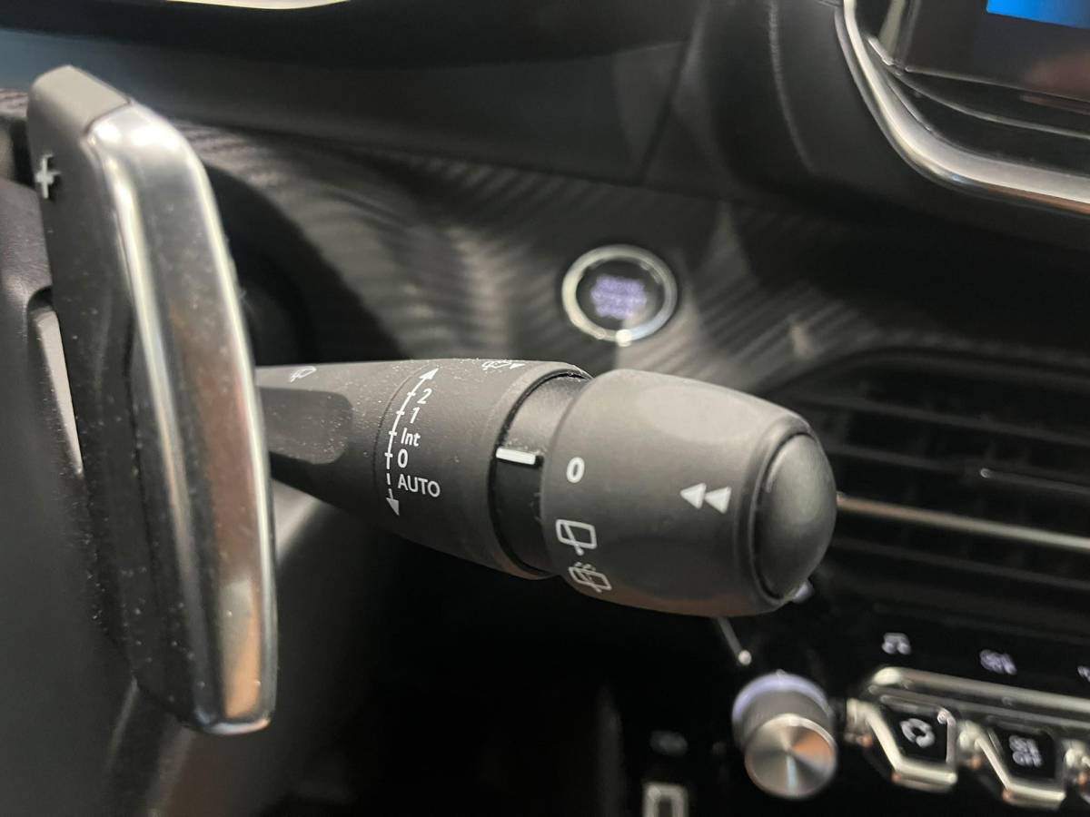 Peugeot 208 Peugeot 208 1.2 PureTech Allure Pack Navigatie Apple Carplay Android Auto Camera Parkeerhulp Cruise Control Stoelverwarming Full Led Climate Control Lichtmetalen velgen