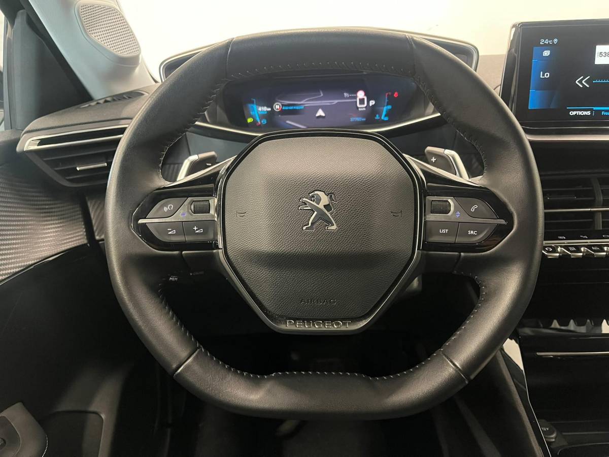 Peugeot 208 Peugeot 208 1.2 PureTech Allure Pack Navigatie Apple Carplay Android Auto Camera Parkeerhulp Cruise Control Stoelverwarming Full Led Climate Control Lichtmetalen velgen