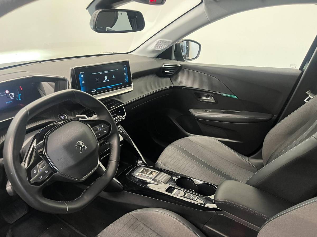 Peugeot 208 Peugeot 208 1.2 PureTech Allure Pack Navigatie Apple Carplay Android Auto Camera Parkeerhulp Cruise Control Stoelverwarming Full Led Climate Control Lichtmetalen velgen