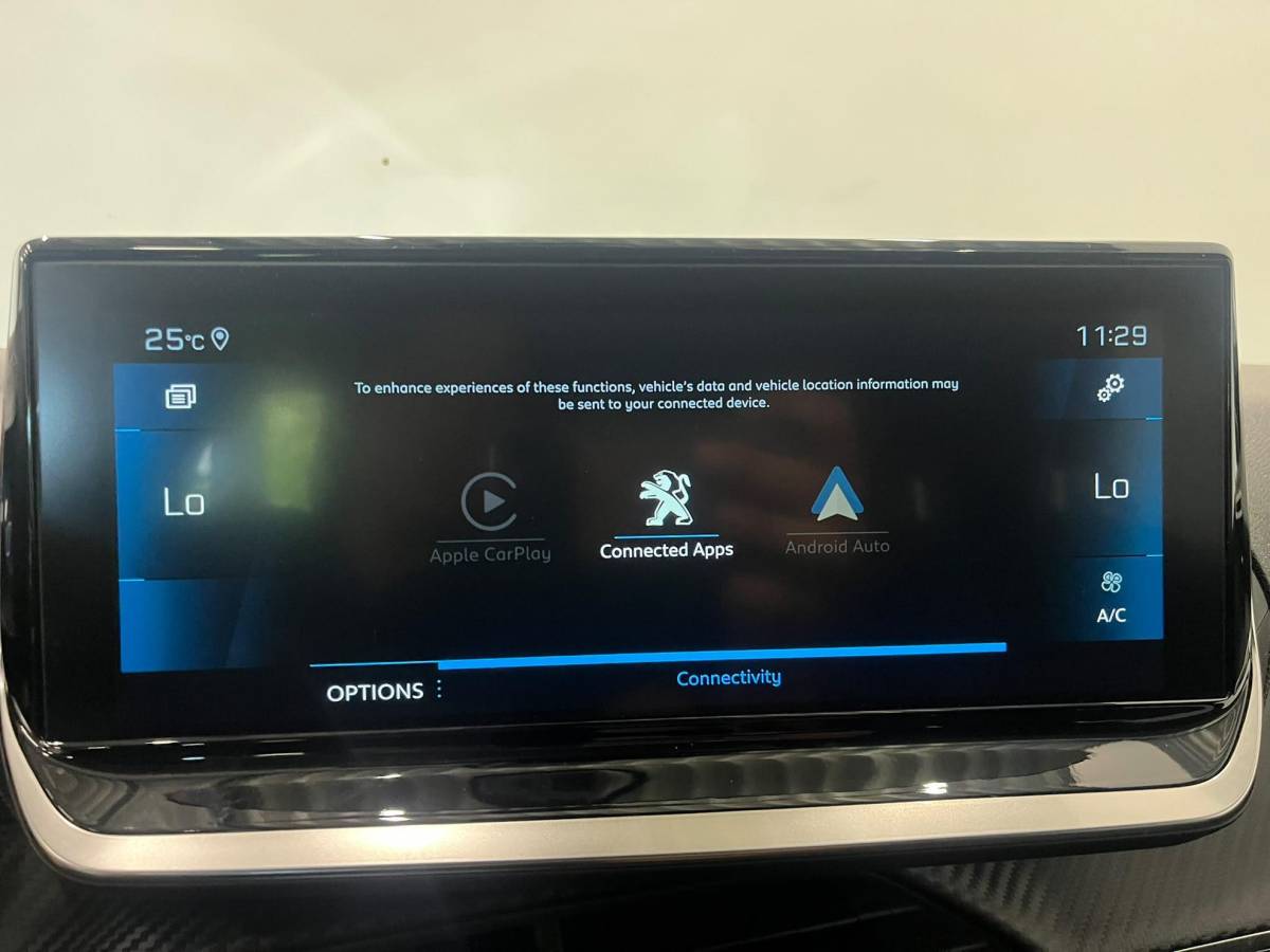 Peugeot 208 Peugeot 208 1.2 PureTech Allure Pack Navigatie Apple Carplay Android Auto Camera Parkeerhulp Cruise Control Stoelverwarming Full Led Climate Control Lichtmetalen velgen