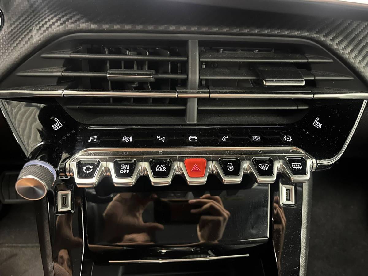 Peugeot 208 Peugeot 208 1.2 PureTech Allure Pack Navigatie Apple Carplay Android Auto Camera Parkeerhulp Cruise Control Stoelverwarming Full Led Climate Control Lichtmetalen velgen
