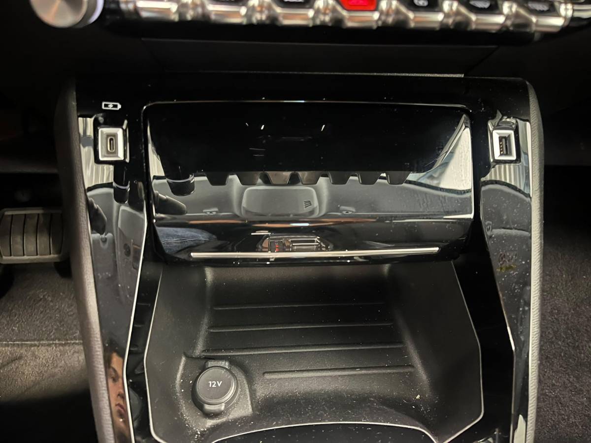 Peugeot 208 Peugeot 208 1.2 PureTech Allure Pack Navigatie Apple Carplay Android Auto Camera Parkeerhulp Cruise Control Stoelverwarming Full Led Climate Control Lichtmetalen velgen