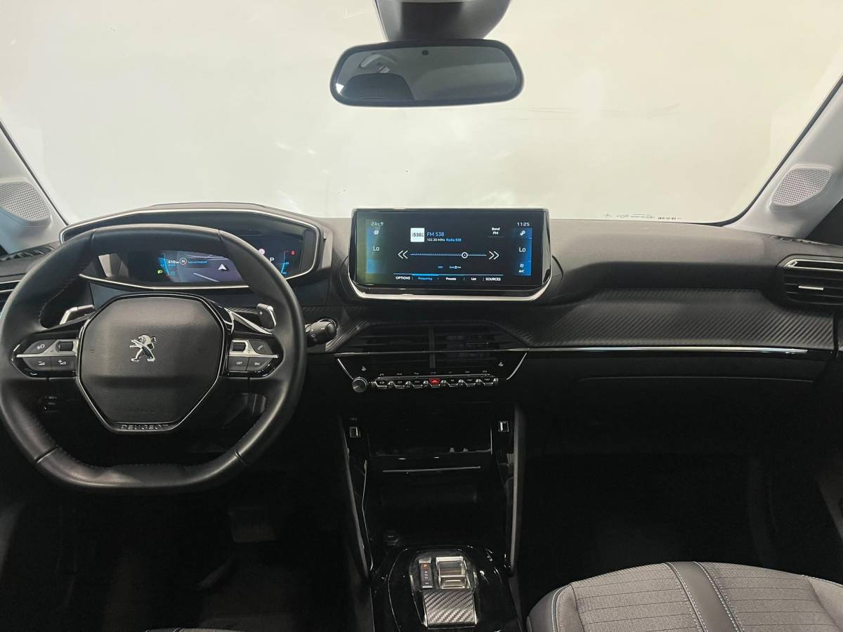 Peugeot 208 Peugeot 208 1.2 PureTech Allure Pack Navigatie Apple Carplay Android Auto Camera Parkeerhulp Cruise Control Stoelverwarming Full Led Climate Control Lichtmetalen velgen