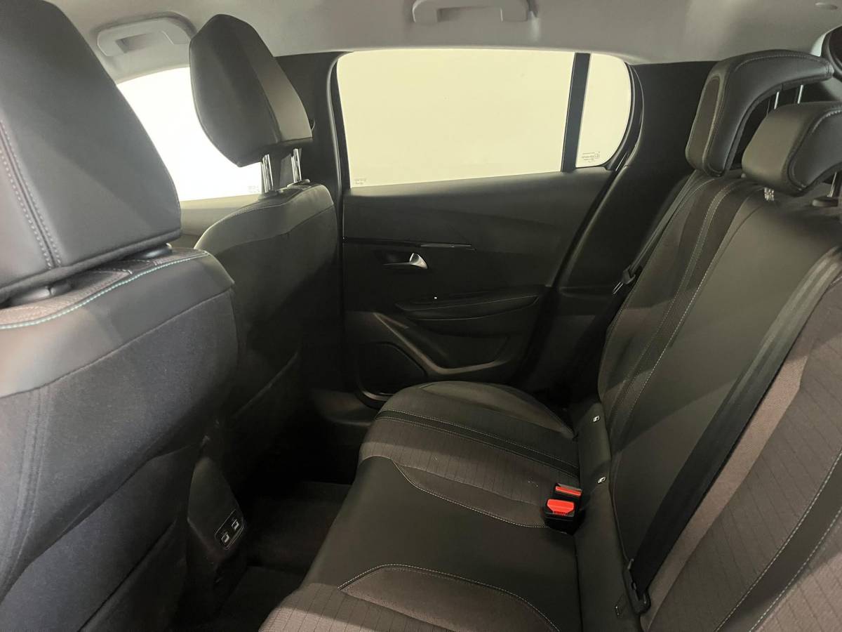 Peugeot 208 Peugeot 208 1.2 PureTech Allure Pack Navigatie Apple Carplay Android Auto Camera Parkeerhulp Cruise Control Stoelverwarming Full Led Climate Control Lichtmetalen velgen