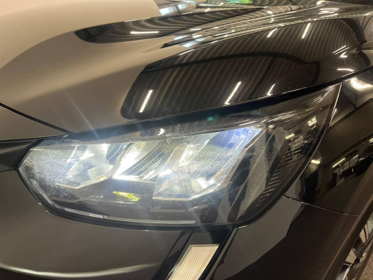 Peugeot 208 Peugeot 208 1.2 PureTech Allure Pack Navigatie Apple Carplay Android Auto Camera Parkeerhulp Cruise Control Stoelverwarming Full Led Climate Control Lichtmetalen velgen