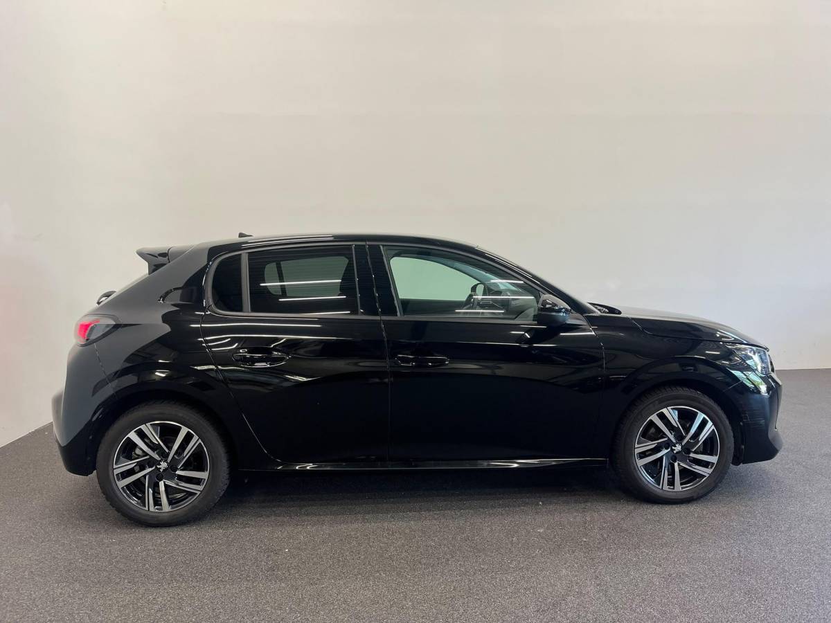Peugeot 208 Peugeot 208 1.2 PureTech Allure Pack Navigatie Apple Carplay Android Auto Camera Parkeerhulp Cruise Control Stoelverwarming Full Led Climate Control Lichtmetalen velgen