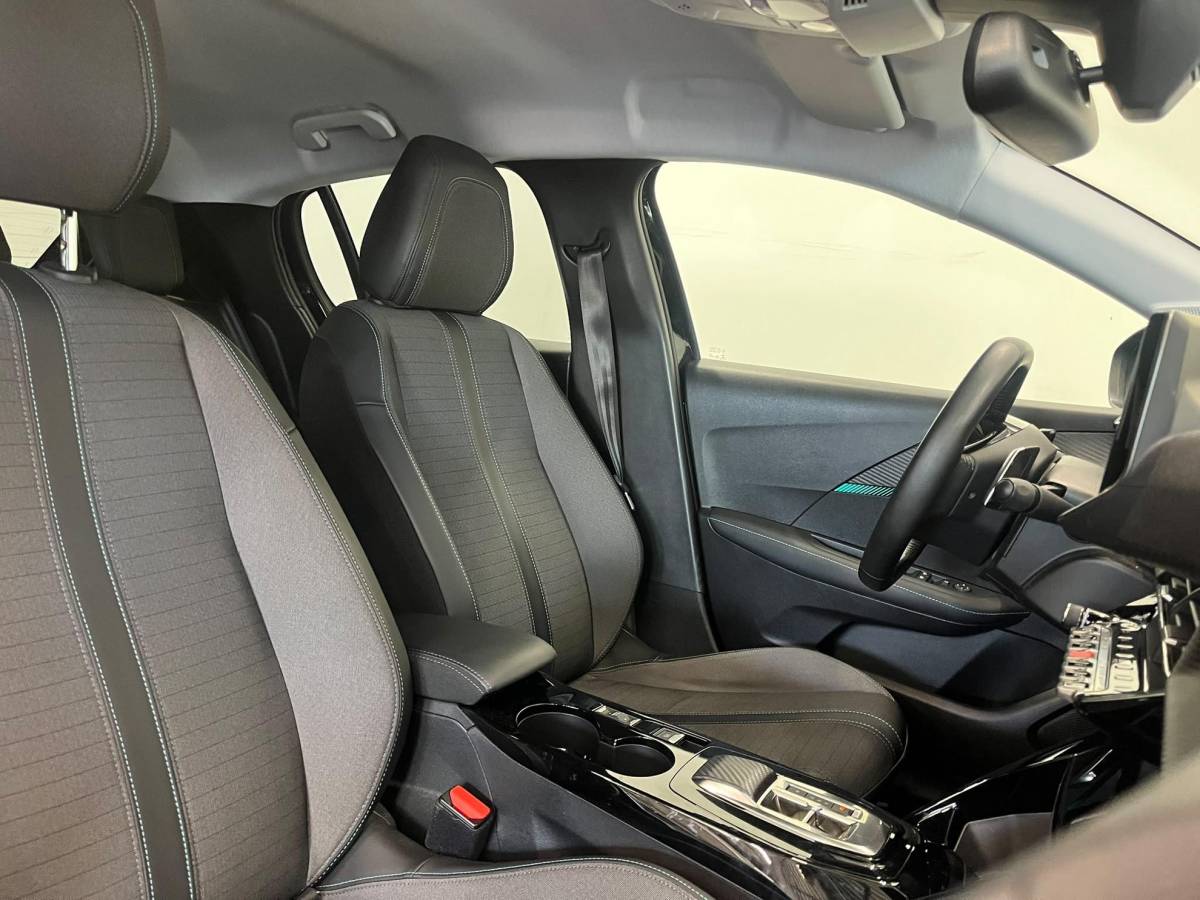 Peugeot 208 Peugeot 208 1.2 PureTech Allure Pack Navigatie Apple Carplay Android Auto Camera Parkeerhulp Cruise Control Stoelverwarming Full Led Climate Control Lichtmetalen velgen