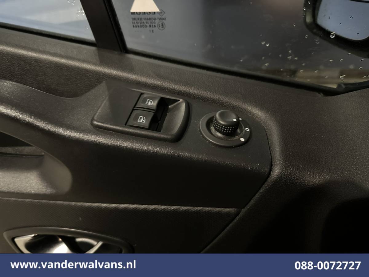 Renault Trafic Renault Trafic 2.0 MultiJet 146pk L2H1 Euro6 Airco | Camera | Navigatie | Cruisecontrol Trekhaak, Parkeersensoren, Bijrijdersbank