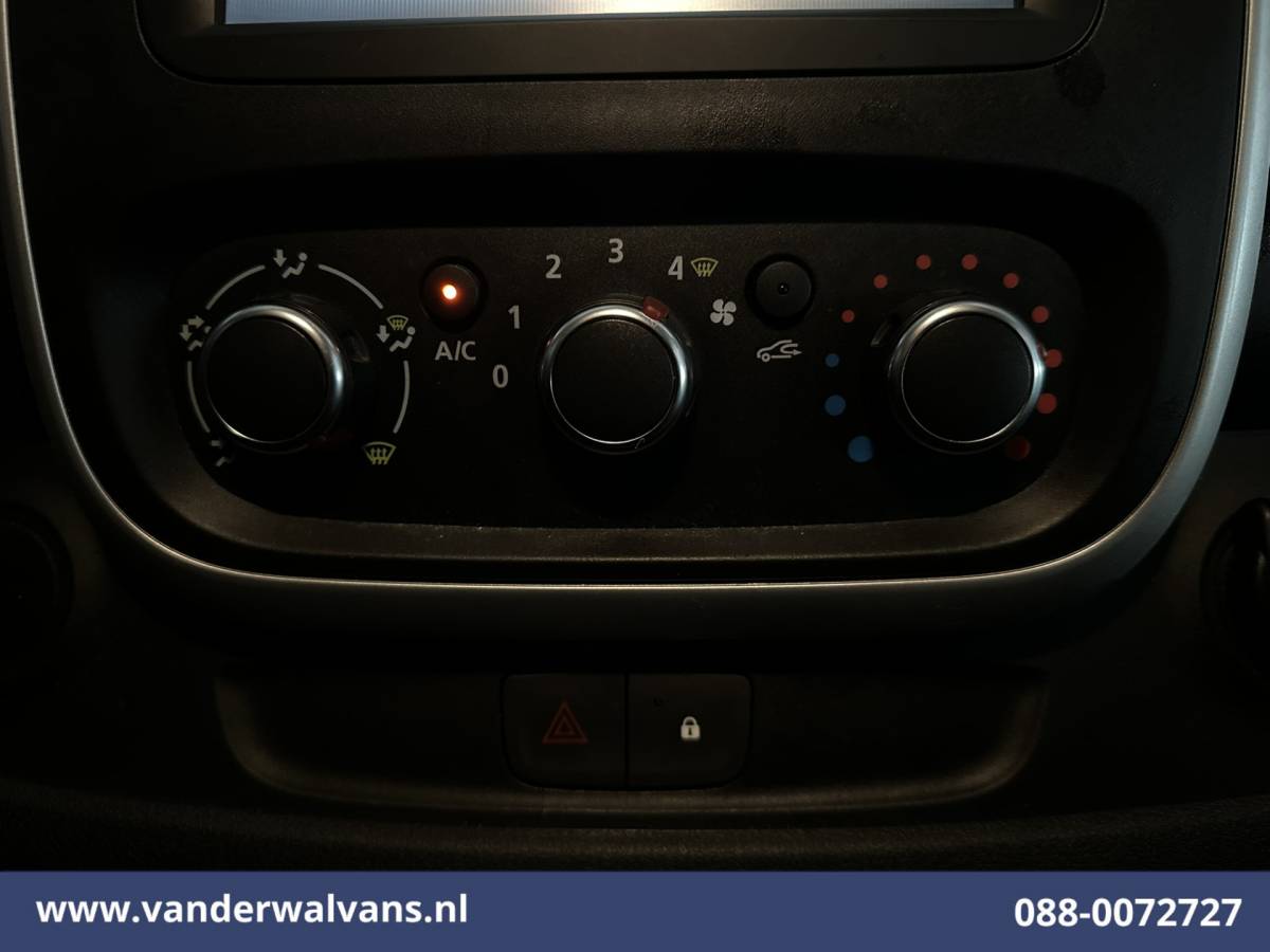 Renault Trafic Renault Trafic 2.0 MultiJet 146pk L2H1 Euro6 Airco | Camera | Navigatie | Cruisecontrol Trekhaak, Parkeersensoren, Bijrijdersbank