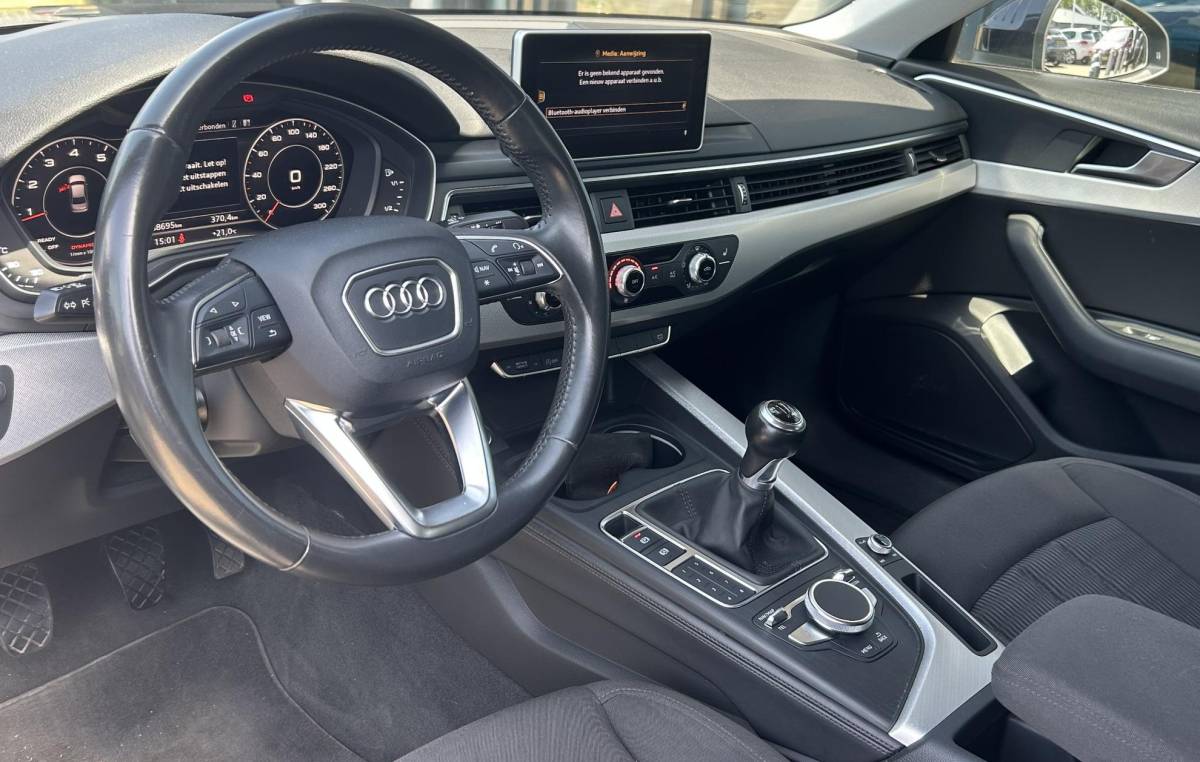 Audi A4 Audi A4 Limousine 2.0 TFSI ultra Sport Pro Line S 190PK | Uniek! | Zeer Nette Staat! | VOLLEDIG DEALERONDERHOUDEN | NL AUTO | Wegklapbare Trekhaak | Matrix | Head Up | Keyless Entry & Start | Carplay | Stoelverwarming | Digital Cockpit | Parkeersensoren | Cruise Control | Climate Control | Privacy Glass | 2 Sleutels |