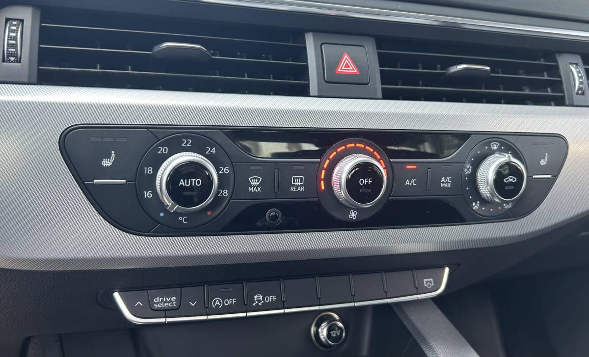 Audi A4 Audi A4 Limousine 2.0 TFSI ultra Sport Pro Line S 190PK | Uniek! | Zeer Nette Staat! | VOLLEDIG DEALERONDERHOUDEN | NL AUTO | Wegklapbare Trekhaak | Matrix | Head Up | Keyless Entry & Start | Carplay | Stoelverwarming | Digital Cockpit | Parkeersensoren | Cruise Control | Climate Control | Privacy Glass | 2 Sleutels |