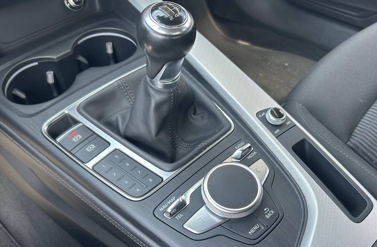 Audi A4 Audi A4 Limousine 2.0 TFSI ultra Sport Pro Line S 190PK | Uniek! | Zeer Nette Staat! | VOLLEDIG DEALERONDERHOUDEN | NL AUTO | Wegklapbare Trekhaak | Matrix | Head Up | Keyless Entry & Start | Carplay | Stoelverwarming | Digital Cockpit | Parkeersensoren | Cruise Control | Climate Control | Privacy Glass | 2 Sleutels |