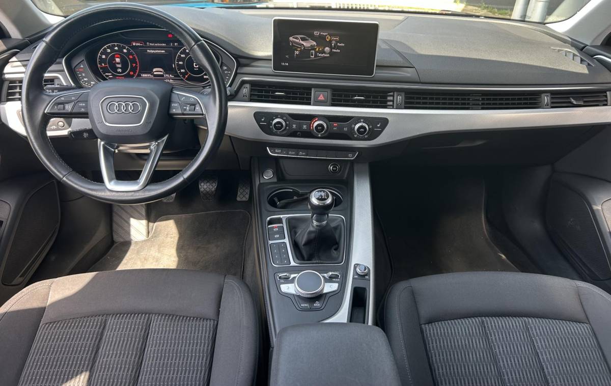 Audi A4 Audi A4 Limousine 2.0 TFSI ultra Sport Pro Line S 190PK | Uniek! | Zeer Nette Staat! | VOLLEDIG DEALERONDERHOUDEN | NL AUTO | Wegklapbare Trekhaak | Matrix | Head Up | Keyless Entry & Start | Carplay | Stoelverwarming | Digital Cockpit | Parkeersensoren | Cruise Control | Climate Control | Privacy Glass | 2 Sleutels |