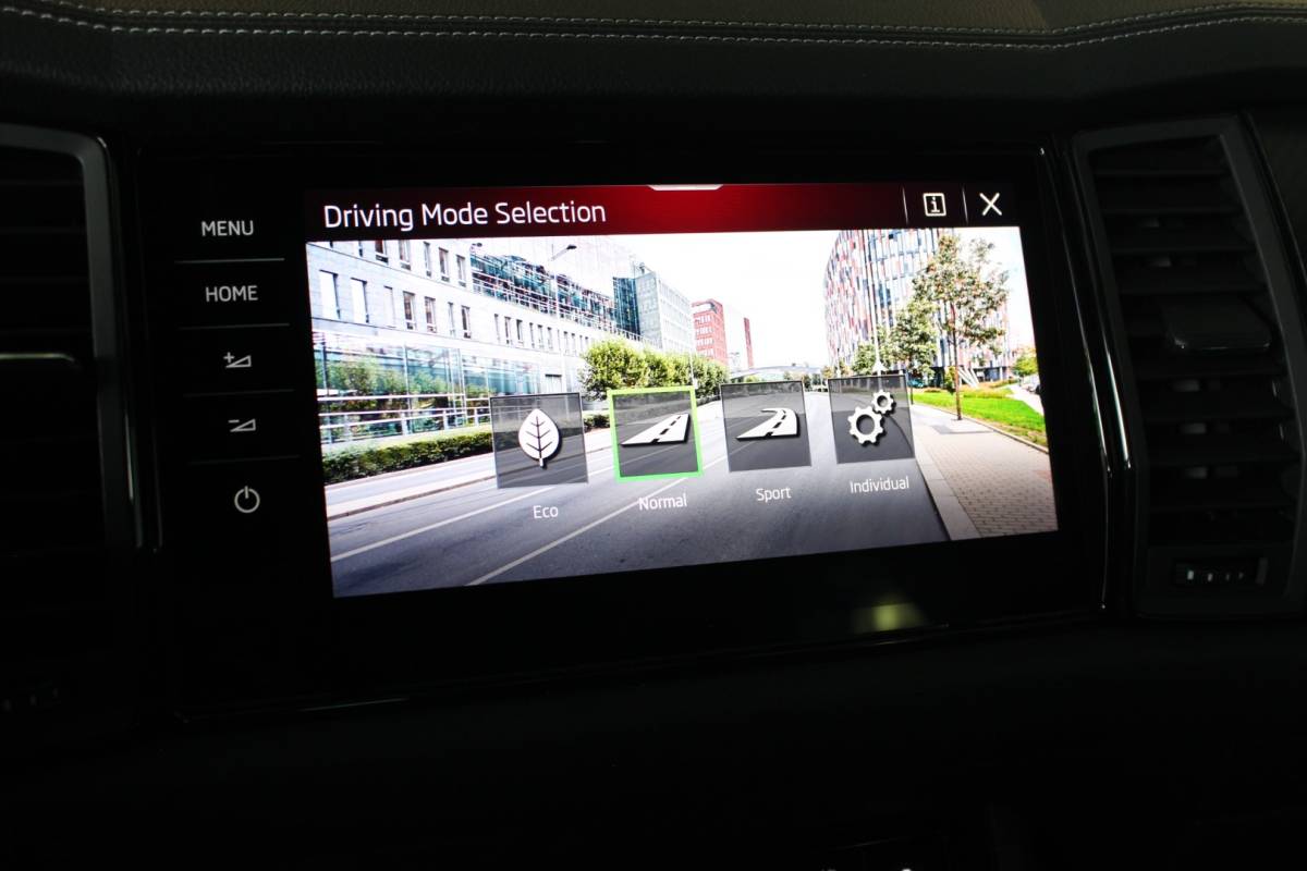 Škoda Kodiaq ŠKODA Kodiaq 1.5 TSI Sportline Business Facelift | Trekhaak | Camera | Memory | Virtual Cockpit | LED Matrix | Carplay | Keyless | Stoelverw./venti | 20″ LMV | PDC V+A