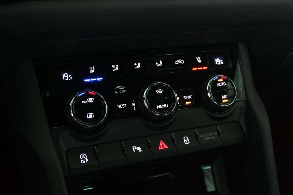 Škoda Kodiaq ŠKODA Kodiaq 1.5 TSI Sportline Business Facelift | Trekhaak | Camera | Memory | Virtual Cockpit | LED Matrix | Carplay | Keyless | Stoelverw./venti | 20″ LMV | PDC V+A