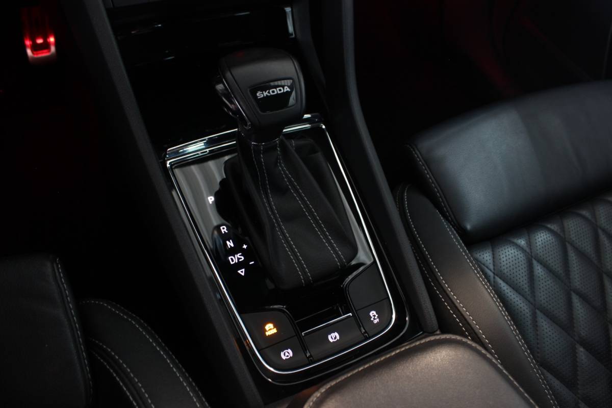 Škoda Kodiaq ŠKODA Kodiaq 1.5 TSI Sportline Business Facelift | Trekhaak | Camera | Memory | Virtual Cockpit | LED Matrix | Carplay | Keyless | Stoelverw./venti | 20″ LMV | PDC V+A