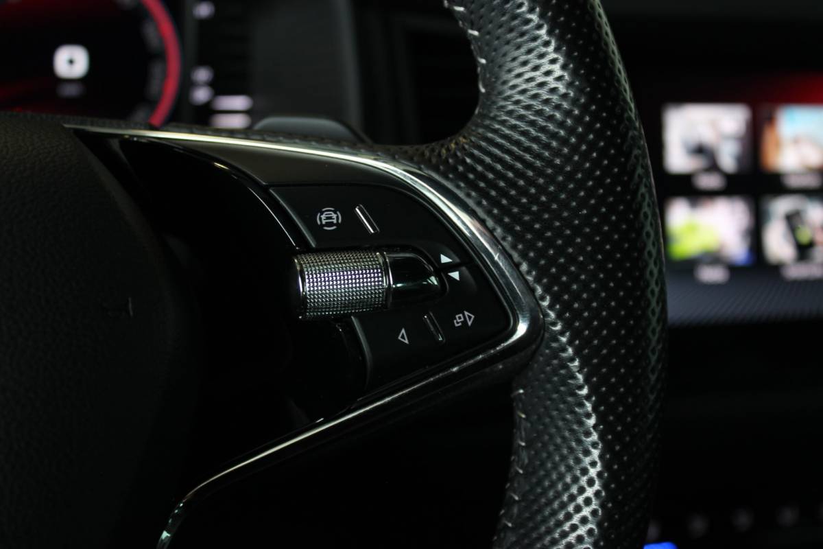 Škoda Kodiaq ŠKODA Kodiaq 1.5 TSI Sportline Business Facelift | Trekhaak | Camera | Memory | Virtual Cockpit | LED Matrix | Carplay | Keyless | Stoelverw./venti | 20″ LMV | PDC V+A