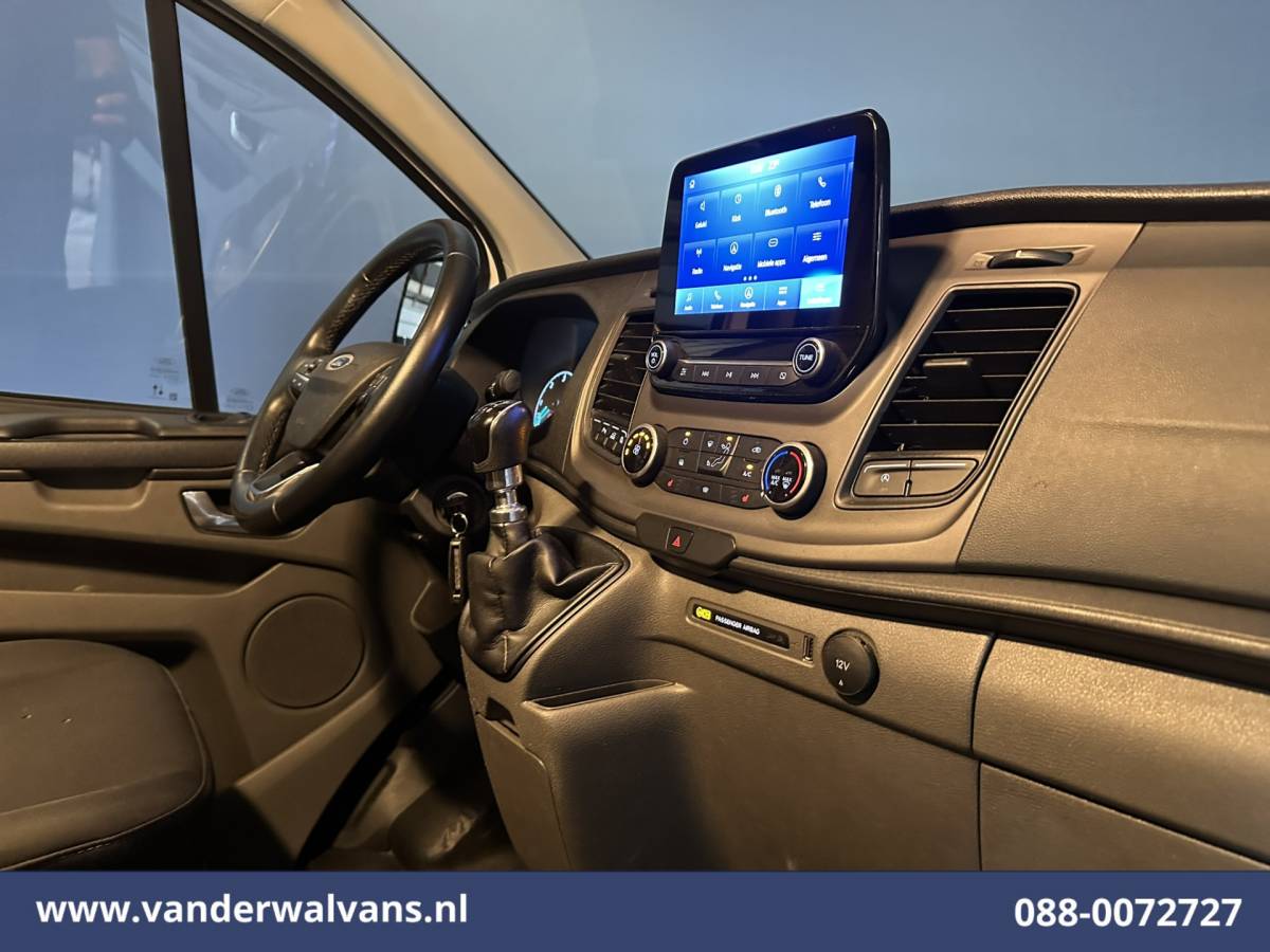 Ford Transit Custom Ford Transit Custom 2.0 TDCI L2H1 Euro6 Airco | Camera | Navigatie | Apple Carplay | Cruisecontrol | LED Android Auto, Stoelverwarming, Verwarmde voorruit, Parkeersensoren, Bijrijdersbank, 2800kg trekvermogen