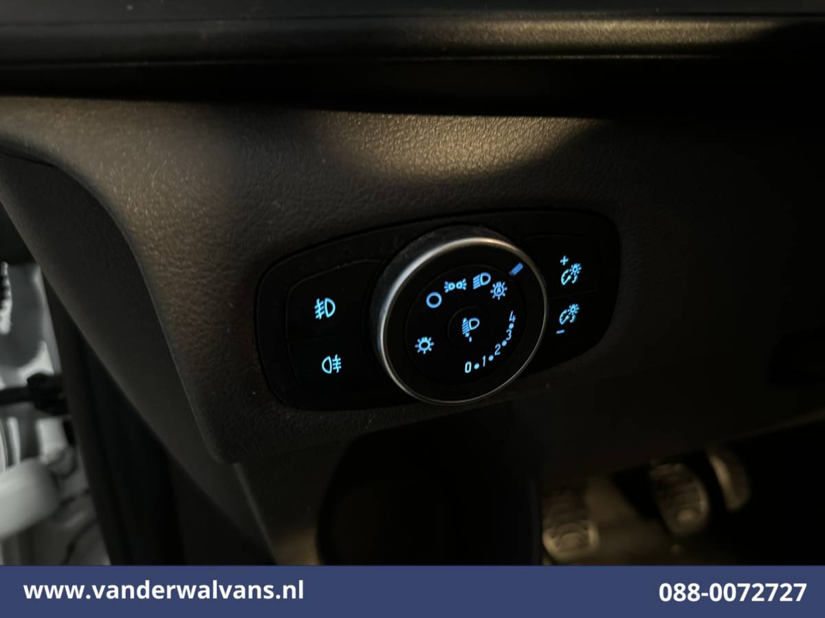 Ford Transit Custom Ford Transit Custom 2.0 TDCI L2H1 Euro6 Airco | Camera | Navigatie | Apple Carplay | Cruisecontrol | LED Android Auto, Stoelverwarming, Verwarmde voorruit, Parkeersensoren, Bijrijdersbank, 2800kg trekvermogen