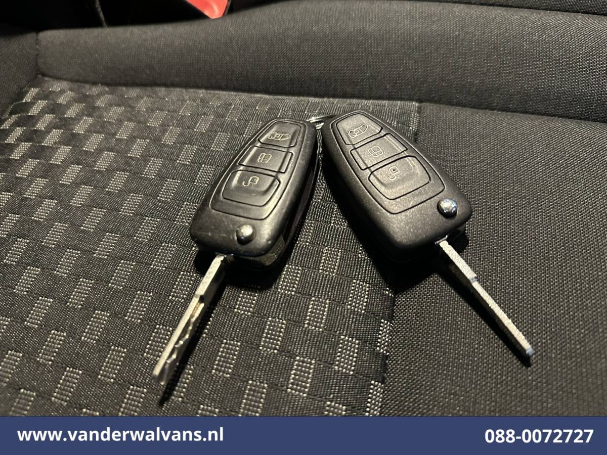 Ford Transit Custom Ford Transit Custom 2.0 TDCI L2H1 Euro6 Airco | Camera | Navigatie | Apple Carplay | Cruisecontrol | LED Android Auto, Stoelverwarming, Verwarmde voorruit, Parkeersensoren, Bijrijdersbank, 2800kg trekvermogen