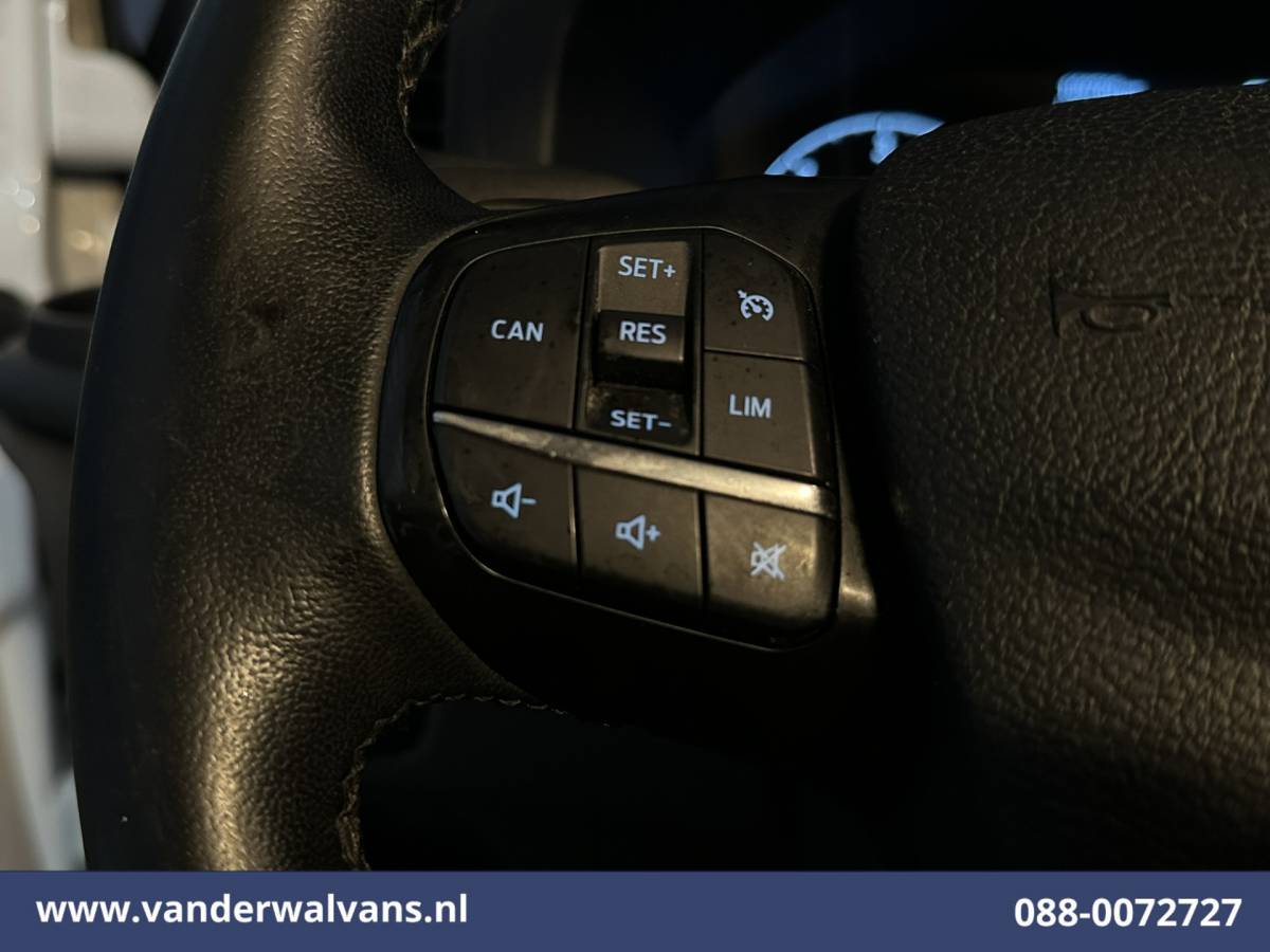 Ford Transit Custom Ford Transit Custom 2.0 TDCI L2H1 Euro6 Airco | Camera | Navigatie | Apple Carplay | Cruisecontrol | LED Android Auto, Stoelverwarming, Verwarmde voorruit, Parkeersensoren, Bijrijdersbank, 2800kg trekvermogen