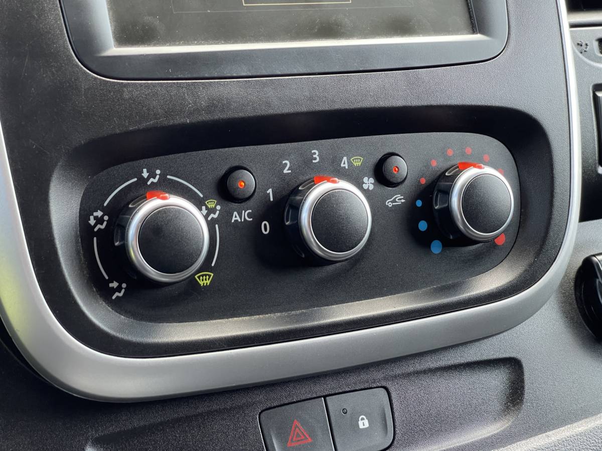 Renault Trafic Renault Trafic 2.0 dCi 145 T29 L1H1 Comfort | Dubbele Schuifdeur | Automaat | LED | Airconditioning | Bluetooth | Bijrijdersbank |