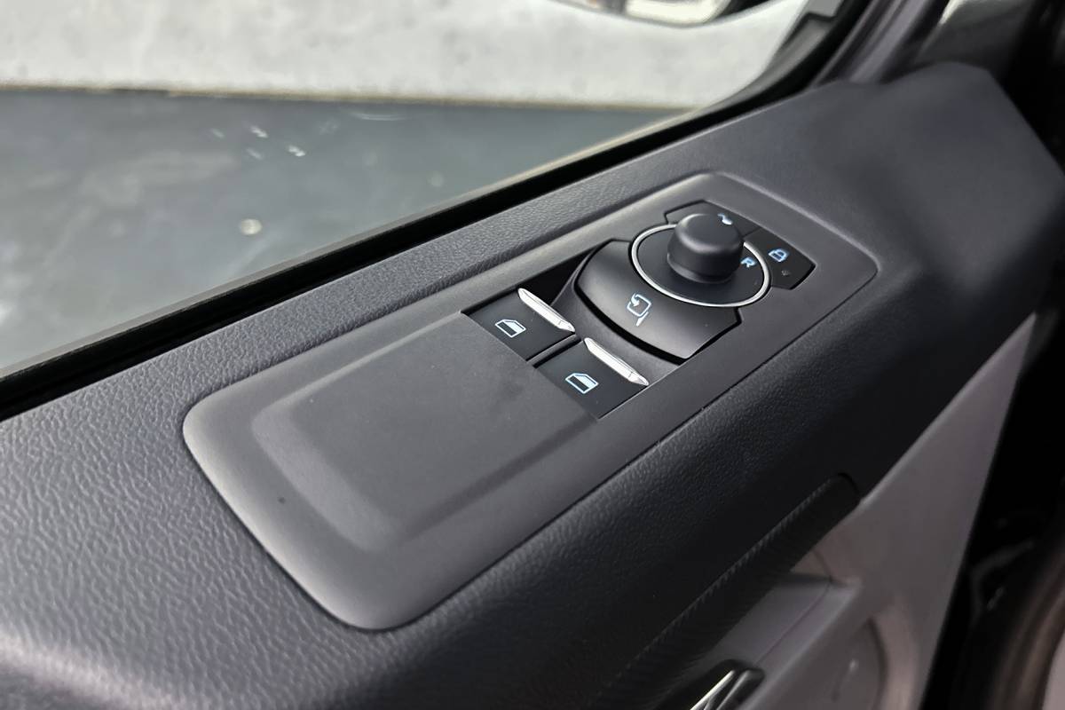 Ford  Ford E-Custom 340 L2 Limited | 2x schuifdeur | 3-zitplaatsen | Stoelverwarming