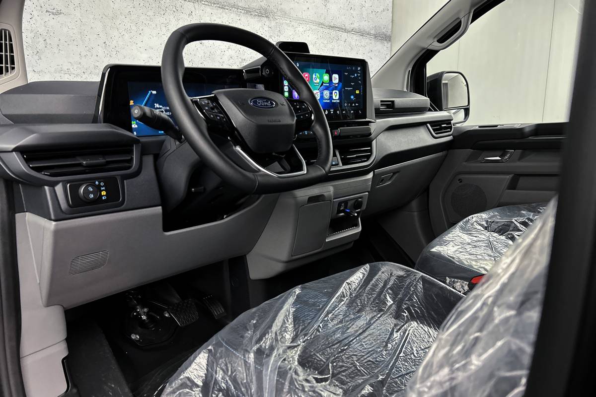 Ford  Ford E-Custom 340 L2 71KWh Sport | 2x schuifdeur | 3-zitplaatsen | Stoelverwarming
