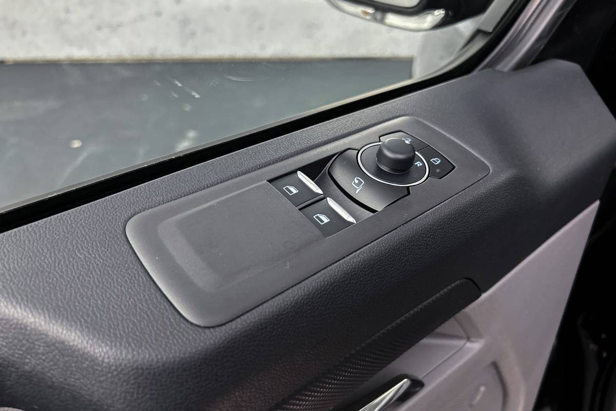 Ford  Ford E-Custom 340 L2 Limited | 2x schuifdeur | 3-zitplaatsen | Stoelverwarming