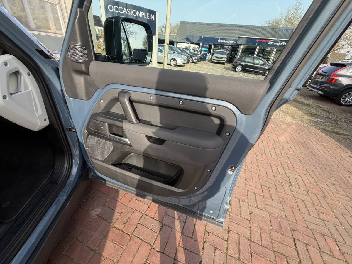 Land Rover Defender Land Rover Defender 110 3.0 P400 110 X-Dynamic S 5 Persoons Luchtvering Trekhaak LED Camera Urban 19”