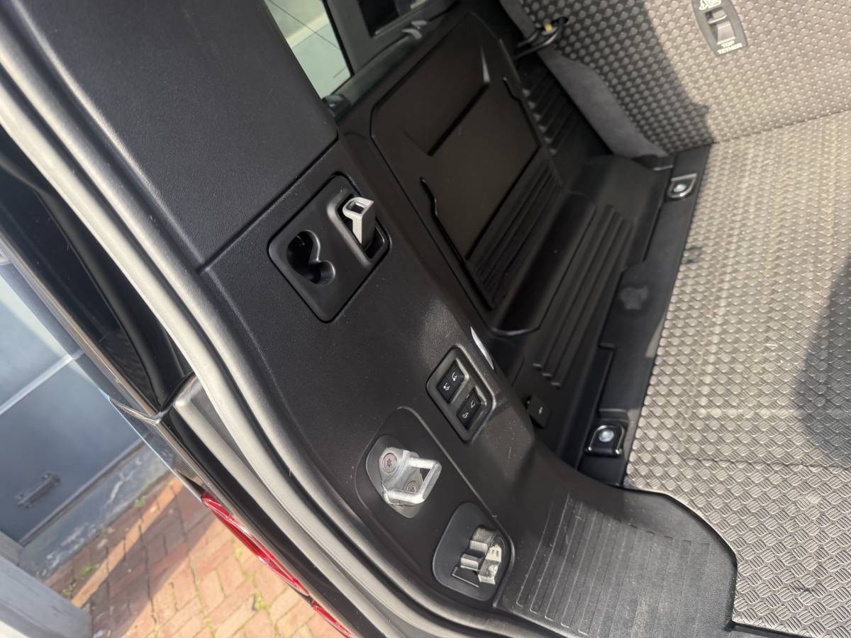 Land Rover Defender Land Rover Defender 110 3.0 P400 110 X-Dynamic S 5 Persoons Luchtvering Trekhaak LED Camera Urban 19”