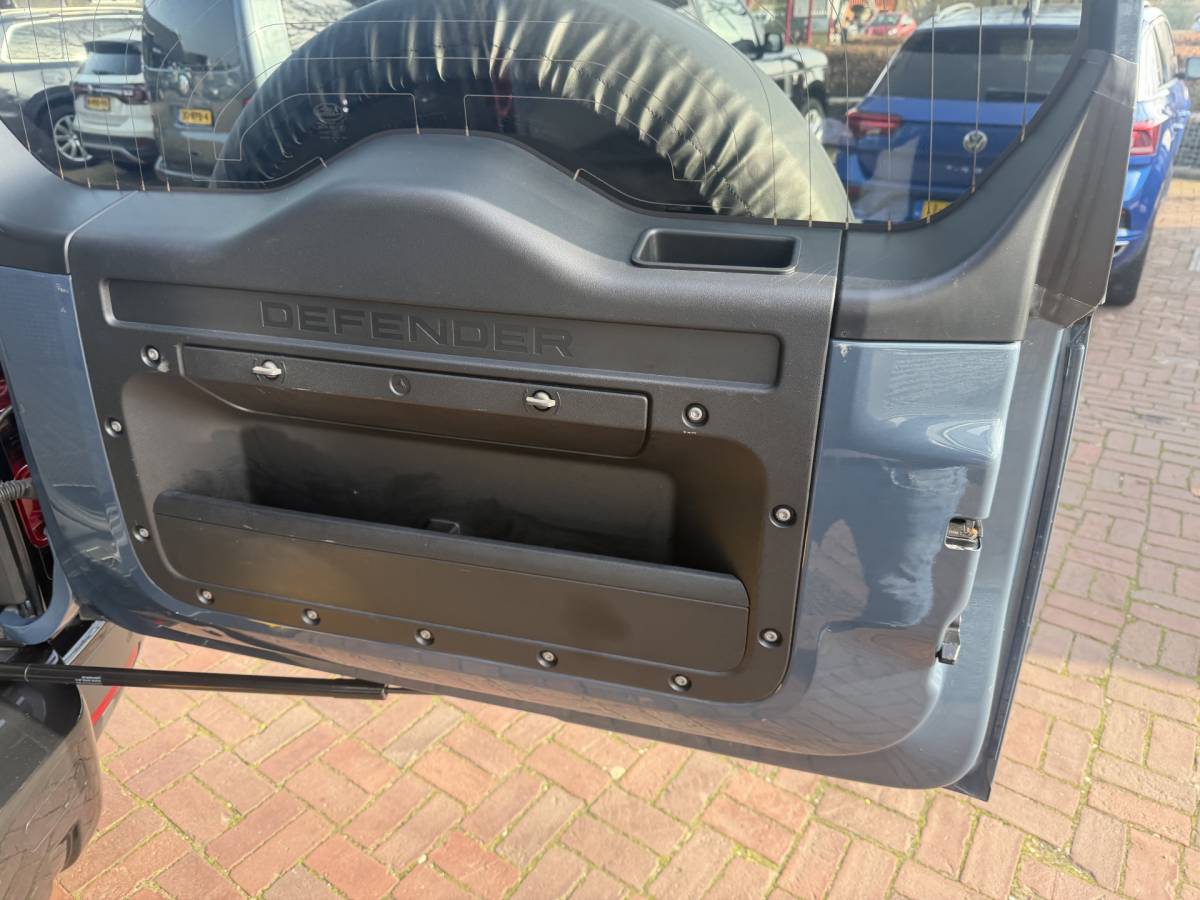 Land Rover Defender Land Rover Defender 110 3.0 P400 110 X-Dynamic S 5 Persoons Luchtvering Trekhaak LED Camera Urban 19”