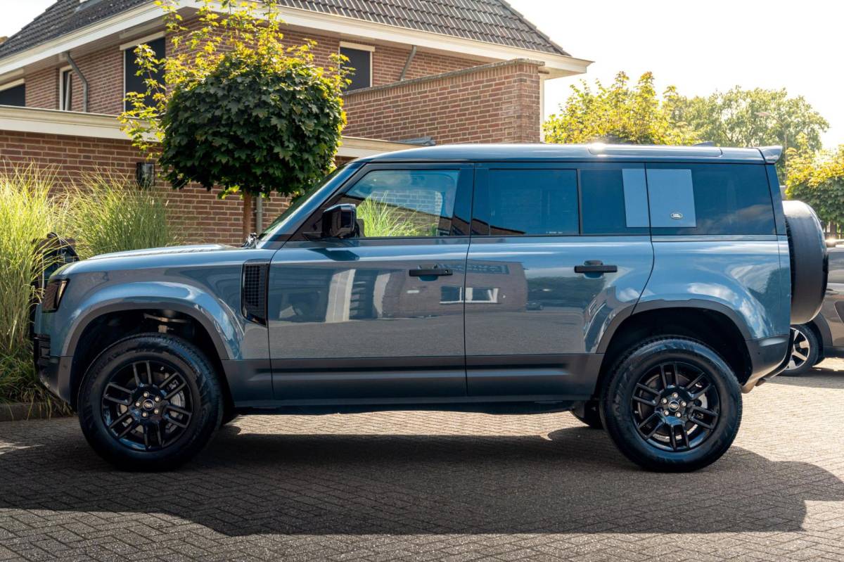 Land Rover Defender Land Rover Defender 110 3.0 P400 110 X-Dynamic S 5 Persoons Luchtvering Trekhaak LED Camera Urban 19”