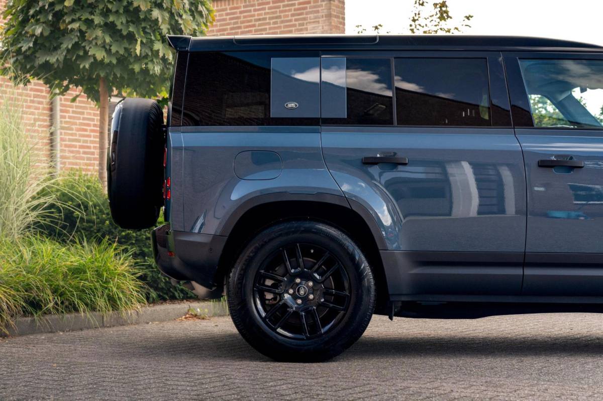 Land Rover Defender Land Rover Defender 110 3.0 P400 110 X-Dynamic S 5 Persoons Luchtvering Trekhaak LED Camera Urban 19”