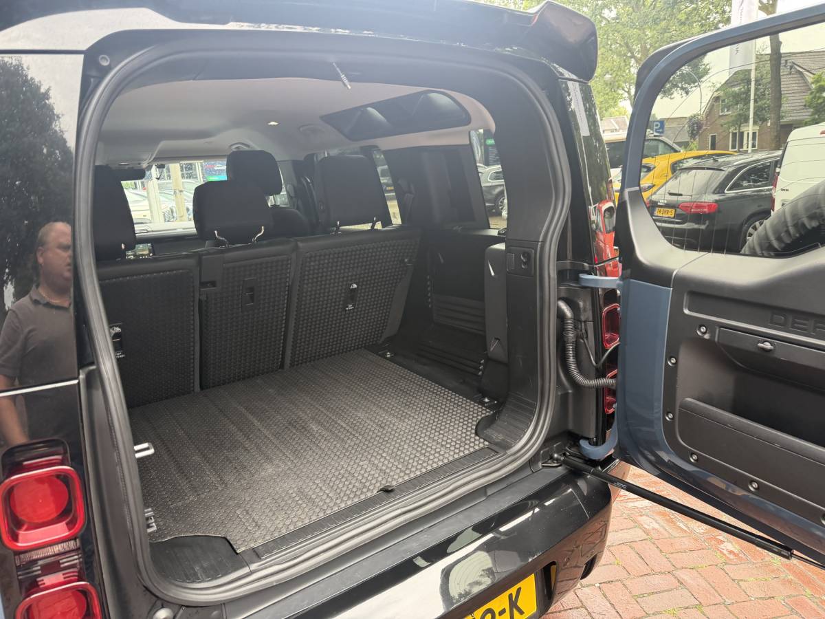 Land Rover Defender Land Rover Defender 110 3.0 P400 110 X-Dynamic S 5 Persoons Luchtvering Trekhaak LED Camera Urban 19”